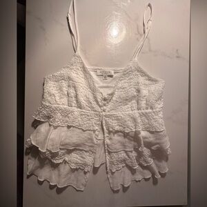 White ruffle tank top with cute open area in the center!! Sz M